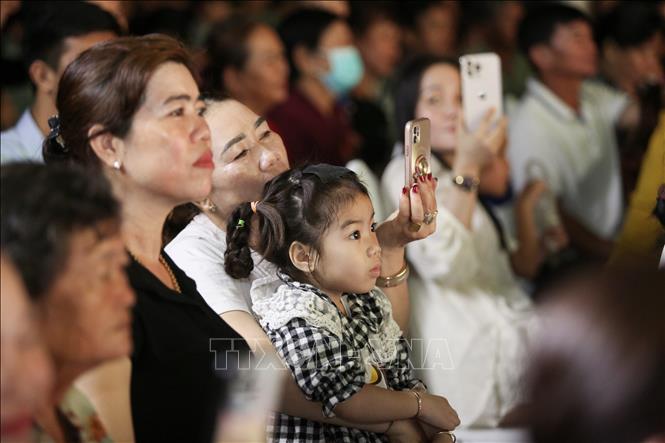 Người dân vùng biên giới Tây Ninh theo dõi chương trình nghệ thuật. Ảnh: Giang Phương – TTXVN