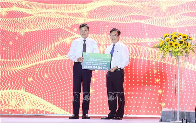 Ông Nguyễn Thanh Tùng, Chủ tịch Hội đồng quản trị Vietcombank, trao bảng tượng trưng hỗ trợ 10 tỷ đồng cho tỉnh Tây Ninh. Ảnh: Giang Phương – TTXVN
