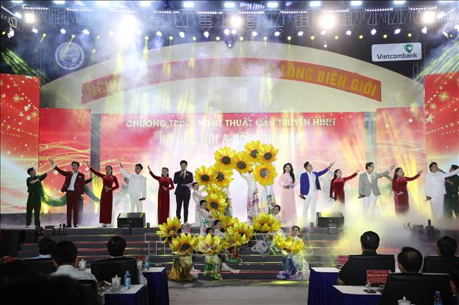 Chương trình nghệ thuật phục vụ đồng bào và chiến sĩ vùng biên giới Tây Ninh. Ảnh: Giang Phương – TTXVN