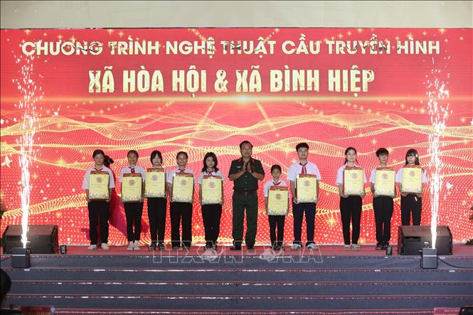 Trung tướng Trần Vinh Ngọc, Chính ủy Quân khu 7, trao quà cho học sinh nghèo vượt khó vùng biên giới. Ảnh: Giang Phương – TTXVN 