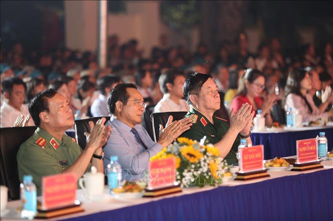 Đại biểu tại Chương trình Cầu truyền hình “Nghĩa tình hậu phương – ấm lòng biên giới” tại điểm cầu xã Hòa Hội, tỉnh Tây Ninh. Ảnh: Giang Phương – TTXVN