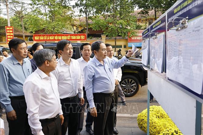 Chủ tịch Quốc hội Trần Thanh Mẫn khảo sát Khu vực bỏ phiếu tại phường Ninh Kiều, thành phố Cần Thơ. Ảnh: Doãn Tấn - TTXVN