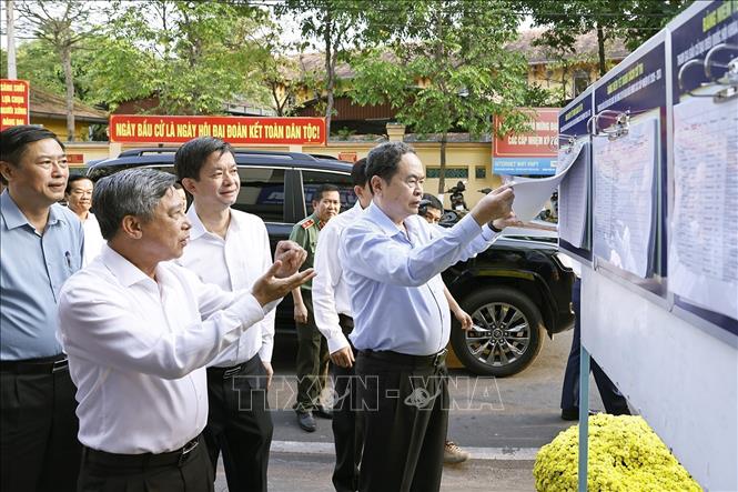 Chủ tịch Quốc hội Trần Thanh Mẫn khảo sát Khu vực bỏ phiếu tại phường Ninh Kiều, thành phố Cần Thơ. Ảnh: Doãn Tấn - TTXVN