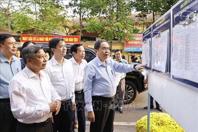 Chủ tịch Quốc hội Trần Thanh Mẫn khảo sát Khu vực bỏ phiếu tại phường Ninh Kiều, thành phố Cần Thơ. Ảnh: Doãn Tấn - TTXVN