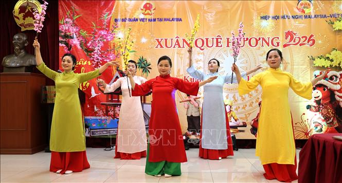 Biểu diễn văn nghệ trong chương trình. Ảnh: Viên Luyến – Phóng viên TTXVN tại Malaysia.
