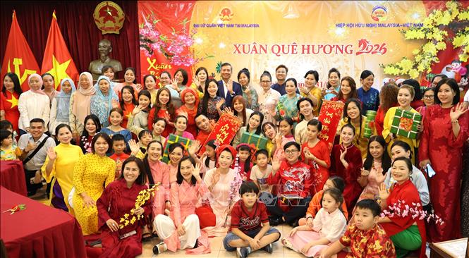 Đại sứ Việt Nam tại Malaysia Đinh Ngọc Linh cùng cộng đồng tại chương trình. Ảnh: Viên Luyến – Phóng viên TTXVN tại Malaysia.
