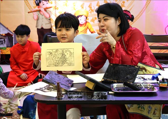 Trẻ em tham gia làm tranh dân gian tại chương trình. Ảnh: Viên Luyến – Phóng viên TTXVN tại Malaysia.
