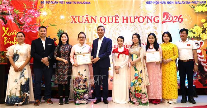 Đại sứ Việt Nam tại Malaysia Đinh Ngọc Linh (thứ 5, từ trái) trao giấy khen cho các cá nhân có đóng góp nổi bật cho cộng đồng. Ảnh: Viên Luyến – Phóng viên TTXVN tại Malaysia.
