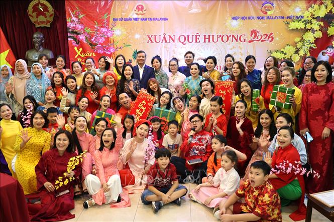 Đại sứ Đinh Ngọc Linh, Phu nhân và Chủ tịch Trần Thị Chang chụp ảnh cùng cộng đồng tại chương trình.
Ảnh: Viên Luyến – Phóng viên TTXVN tại Malaysia.
