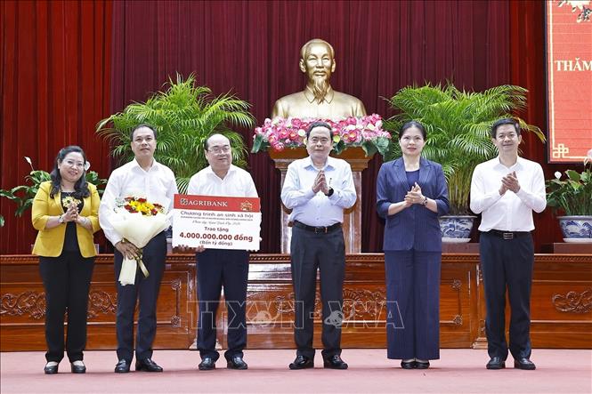 Chủ tịch Quốc hội Trần Thanh Mẫn chứng kiến ngân hàng Agribank trao biểu trưng trị giá 4 tỷ đồng phục vụ công tác an sinh xã hội trên địa bàn thành phố Cần Thơ. Ảnh: Doãn Tấn - TTXVN