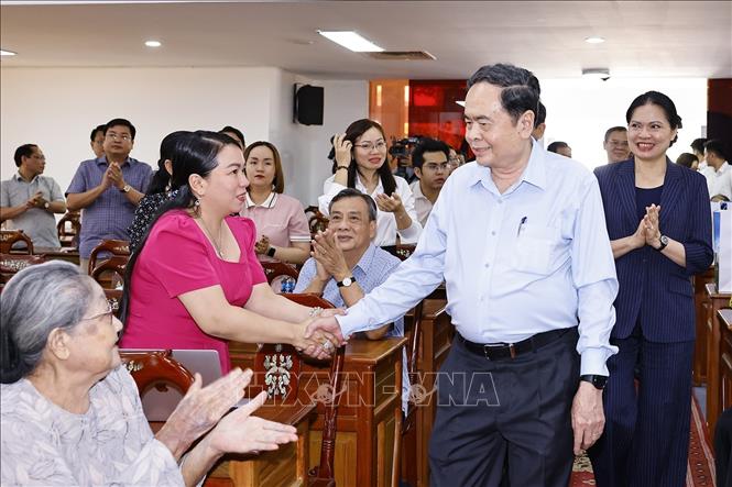 Chủ tịch Quốc hội Trần Thanh Mẫn với đại biểu. Ảnh: Doãn Tấn - TTXVN