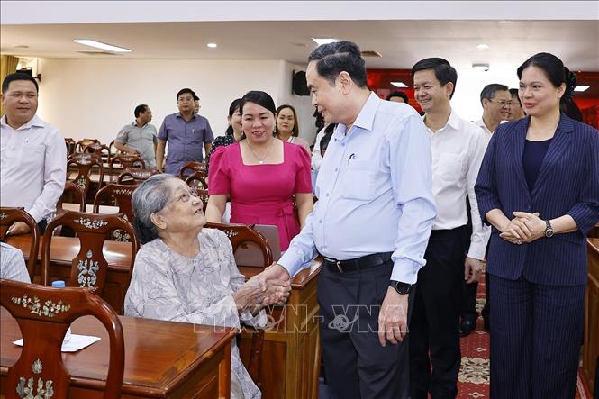 Chủ tịch Quốc hội Trần Thanh Mẫn với đại biểu. Ảnh: Doãn Tấn - TTXVN