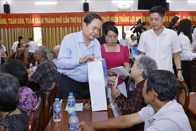 Chủ tịch Quốc hội Trần Thanh Mẫn tặng quà cho gia đình chính sách, lực lượng vũ trang nhân dân, hộ nghèo, cận nghèo, công nhân lao động trên địa bàn thành phố Cần Thơ. Ảnh: Doãn Tấn - TTXVN