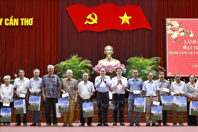 Chủ tịch Quốc hội Trần Thanh Mẫn tặng quà cho gia đình chính sách, lực lượng vũ trang nhân dân, hộ nghèo, cận nghèo, công nhân lao động trên địa bàn thành phố Cần Thơ. Ảnh: Doãn Tấn - TTXVN