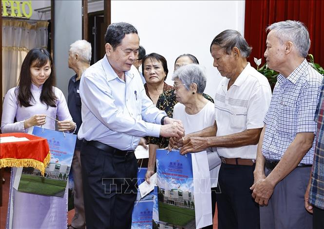 Chủ tịch Quốc hội Trần Thanh Mẫn tặng quà cho gia đình chính sách, lực lượng vũ trang nhân dân, hộ nghèo, cận nghèo, công nhân lao động trên địa bàn thành phố Cần Thơ. Ảnh: Doãn Tấn - TTXVN