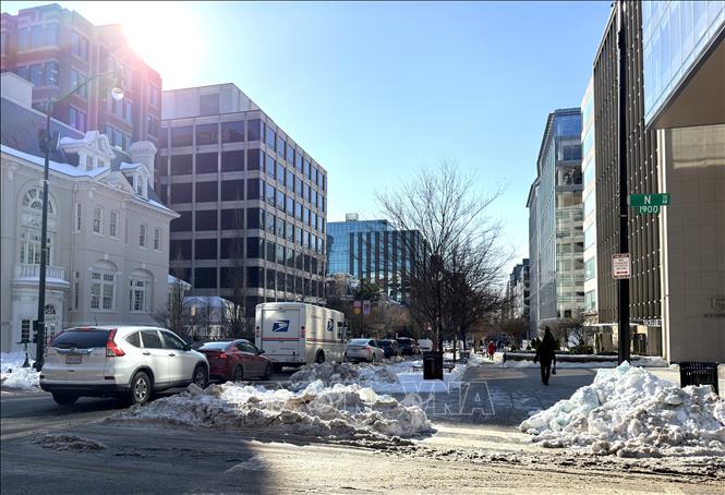 Băng tuyết chưa được dọn dẹp, chất đống trên vỉa hè và dưới lòng đường trên một tuyến phố ở Washington D.C. Ảnh: Ngọc Quang - PV TTXVN tại Mỹ