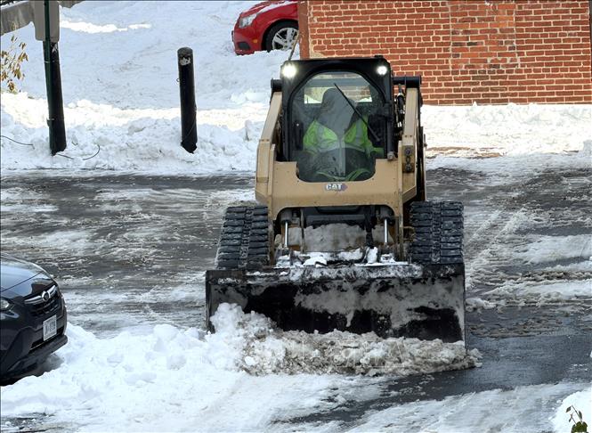 Công nhân sử dụng máy ủi để dọn dẹp băng tuyết tại một khu dân cư ở Washington D.C. Ảnh: Ngọc Quang - PV TTXVN tại Mỹ