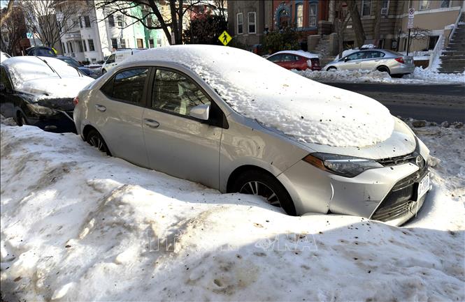 Xe ô tô bị kẹt cứng trong băng tuyết trên một tuyến phố tại Washington D.C. Ảnh: Ngọc Quang - PV TTXVN tại Mỹ