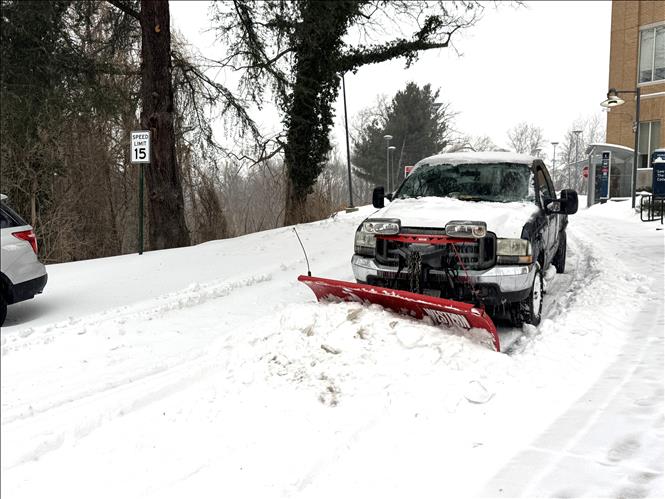 Một chiếc xe ủi tuyết hoạt động tại lối vào Khoa Luật, Đại học Howard ở thủ đô Washington D.C. Ảnh: Đoàn Hùng - P/v TTXVN tại Mỹ