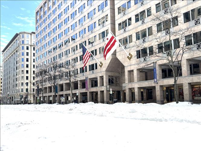 Tuyết phủ dày trước một tòa nhà ở trung tâm thủ đô Washington D.C.	Ảnh: Đoàn Hùng - P/v TTXVN tại Mỹ