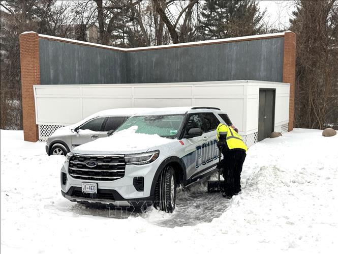 Một cảnh sát đang 