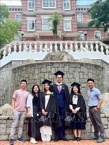 Nghiên cứu sinh Đoàn Quang Cương tại Đại học Hong Kong (HKU) (ngoài cùng, bên trái) chụp cùng các bạn Việt Nam tại trường. Ảnh: TTXVN phát