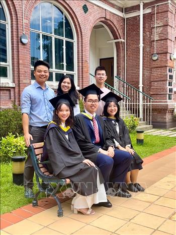 Nghiên cứu sinh Đoàn Quang Cương tại Đại học Hong Kong (HKU) (đứng hàng hai, bên phải) chụp cùng các bạn Việt Nam tại trường. Ảnh: TTXVN phát      