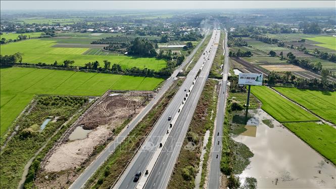 Hạ tầng giao thông đồng bộ trên cao tốc Lộ Tẻ – Rạch Sỏi tạo thuận lợi cho vận chuyển hàng hóa liên vùng. Ảnh: Thanh Sang-TTXVN