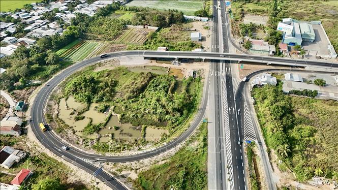 Nút giao kết nối tuyến cao tốc Lộ Tẻ – Rạch Sỏi với Quốc lộ 80 và tuyến tránh Long Xuyên (An Giang) qua địa bàn Cần Thơ tạo điểm nhấn quan trọng trong liên kết giao thông khu vực. Ảnh: Thanh Sang-TTXVN