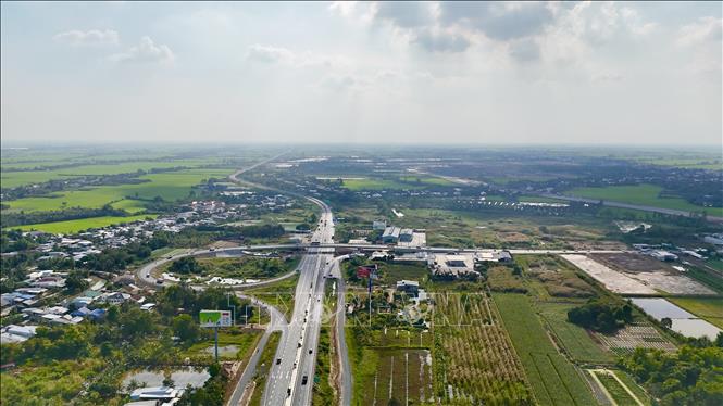 Nút giao kết nối tuyến cao tốc Lộ Tẻ – Rạch Sỏi với Quốc lộ 80 và tuyến tránh Long Xuyên (An Giang) qua địa bàn Cần Thơ tạo điểm nhấn quan trọng trong liên kết giao thông khu vực. Ảnh: Thanh Sang-TTXVN