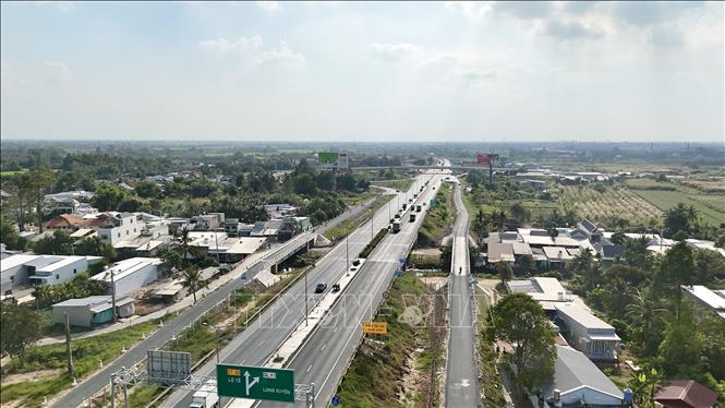 Hệ thống mặt đường, dải phân cách và biển báo, đường gom dân sinh được đầu tư đồng bộ, bảo đảm an toàn giao thông và nâng cao năng lực khai thác của tuyến cao tốc. Ảnh: Thanh Sang-TTXVN
	