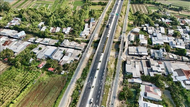Phương tiện lưu thông trên tuyến cao tốc Lộ Tẻ – Rạch Sỏi giúp giảm tải cho Quốc lộ 80 từ Cần Thơ đi Rạch Giá, An Giang. Ảnh: Thanh Sang-TTXVN
