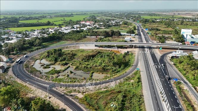 Nút giao kết nối tuyến cao tốc Lộ Tẻ – Rạch Sỏi với Quốc lộ 80 và tuyến tránh Long Xuyên (An Giang) qua địa bàn Cần Thơ tạo điểm nhấn quan trọng trong liên kết giao thông khu vực. Ảnh: Thanh Sang-TTXVN