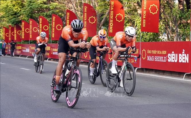 Các vận động viên thi đấu nội dung đua xe đạp đồng đội tính giờ nam. Ảnh: Trung Tuyến – TTXVN