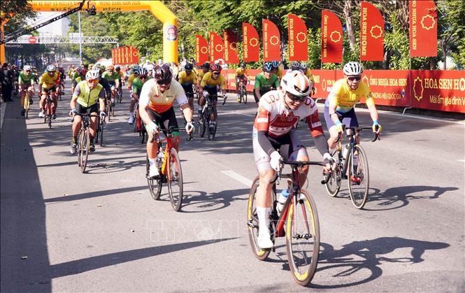 Các vận động viên thi đấu nội dung đua xe đạp đồng hàng nam lứa tuổi 41-60. Ảnh: Trung Tuyến – TTXVN