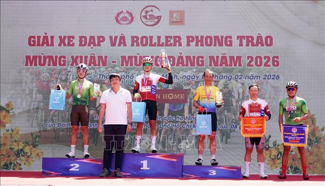 Ban Tổ chức trao giải cho các vận động viên nội dung đua xe đạp đồng hàng nam lứa tuổi 41-60. Ảnh: Trung Tuyến – TTXVN