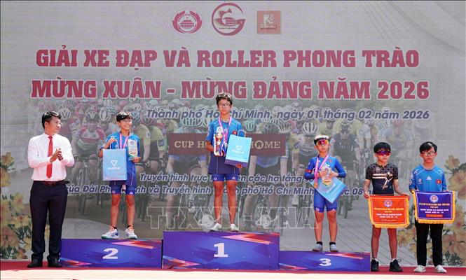 Ban Tổ chức trao giải cho các vận động viên Roller nội dung nam lứa tuổi 10-13. Ảnh: Trung Tuyến – TTXVN