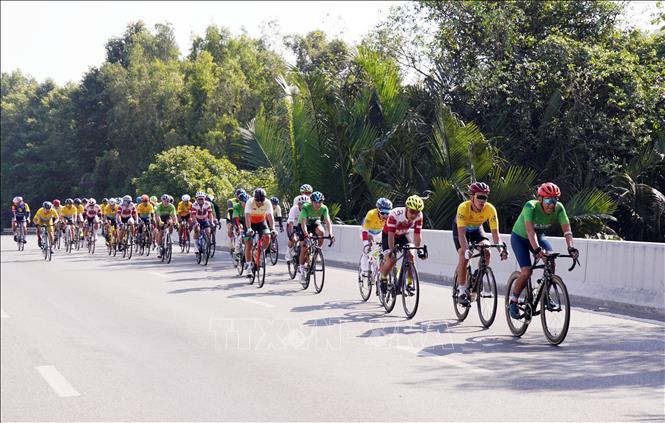 Các vận động viên thi đấu nội dung đua xe đạp đồng hàng nam lứa tuổi 41-60. Ảnh: Trung Tuyến – TTXVN