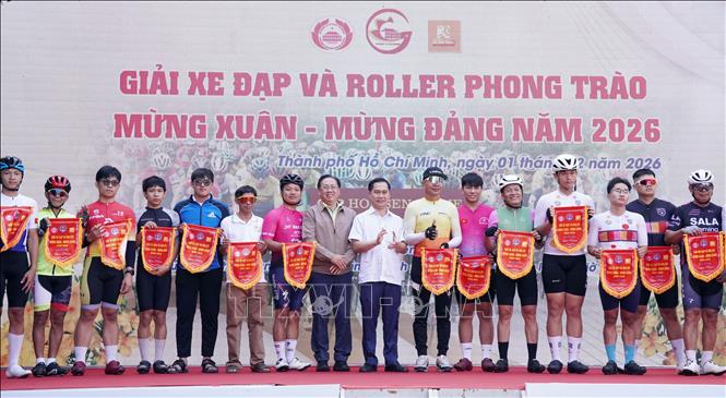 Ban Tổ chức trao cờ lưu niệm đến các Câu lạc bộ tham dự Giải. Ảnh: Trung Tuyến – TTXVN