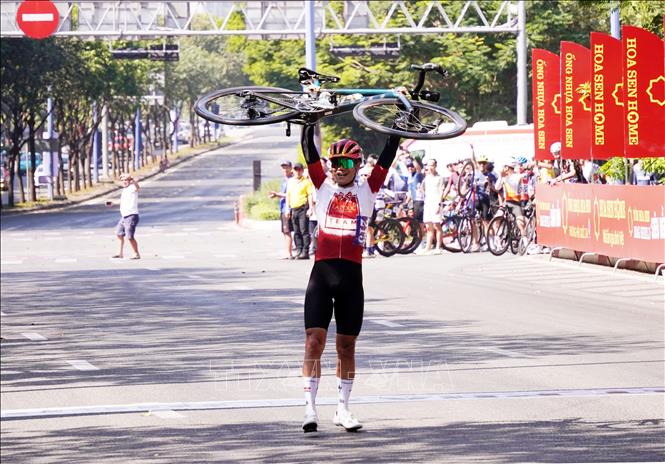Vận động viên Nguyễn Văn Thắng, Team Lập Đức Jewelry HCM bỏ xa đối thủ phía sau tại đích đến. Ảnh: Trung Tuyến – TTXVN