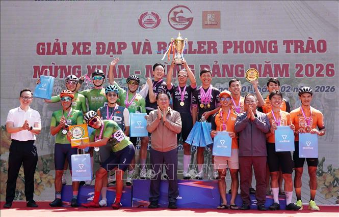 Ban Tổ chức trao giải cho các Câu lạc bộ nội dung đua xe đạp  đồng đội tính giờ nam. Ảnh: Trung Tuyến – TTXVN