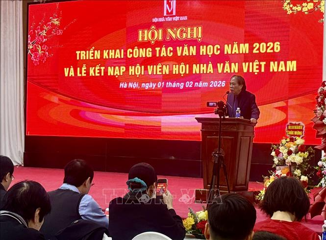 Chủ tịch Hội Nhà văn Việt Nam Nguyễn Quang Thiều phát biểu tại hội nghị. Ảnh: Phương Lan - TTXVN 