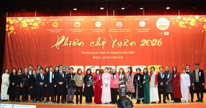 Tham tán Công sứ Nguyễn Thị Thái Bình cùng cán bộ Đại sứ quán Việt Nam tại Hàn Quốc chụp ảnh kỷ niệm cùng đại diện các hội đoàn người Việt, chính quyền thành phố Hwaseong. (Ảnh: Trường Giang - P/v TTXVN tại Hàn Quốc)