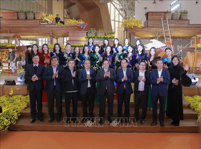 Thủ tướng Phạm Minh Chính chụp ảnh lưu niệm cùng lãnh đạo TP Hồ Chí Minh và các nghệ sĩ tham gia Hội chợ Mùa Xuân 2026.. Ảnh: Phan Phương – TTXVN