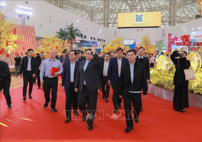 Thủ tướng Phạm Minh Chính kiểm tra tiến độ triển khai các gian trưng bày. Ảnh: Phan Phương – TTXVN