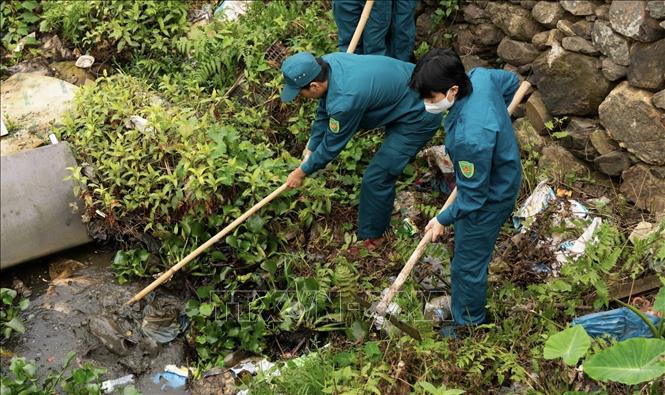 Đoàn viên thanh niên thành phố Huế tích cực dọn vệ sinh khu vực  eo bầu Thượng Thành (cầu An Hòa, phường Phú Xuân). Ảnh: Văn Dũng-TTXVN