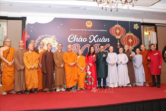 Đại sứ  Việt Nam tại Sri LankaTrịnh Thị Tâm chụp ảnh cùng các đại diện các tôn giáo. Ảnh: TTXVN phát