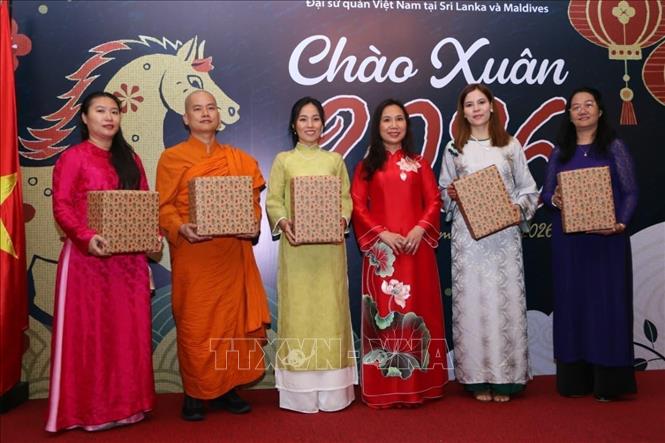 Các đại diện được vinh danh và biểu dương vì có nhiều đóng góp tích cực trong năm 2025. Ảnh: TTXVN phát