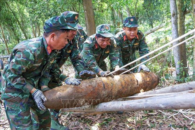 Trong ảnh đưa bom lên xe vận chuyển đến khu tập kết hủy nổ. Ảnh : TTXVN phát