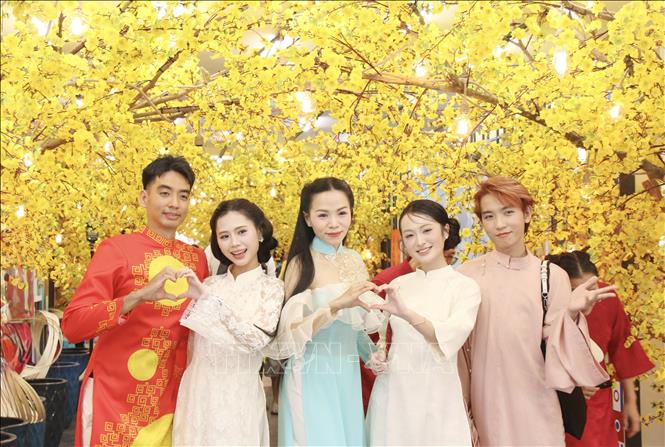 Nhiều bạn trẻ trong trang phục áo dài đến tham quan tại Lễ hội. Ảnh: Thu Hương - TTXVN